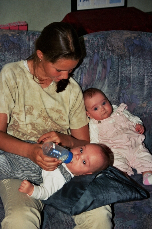 plaatje van chantal, bas en esther op bank